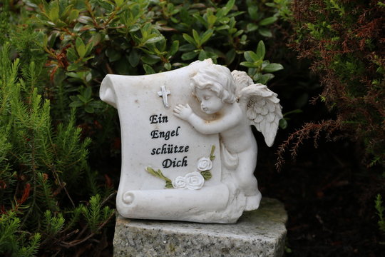 Engel auf dem Friedhof mit Trauerspruch