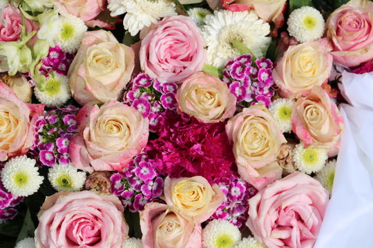 Bunte Blumen der Trauer nach Beerdigung auf dem Friedhof