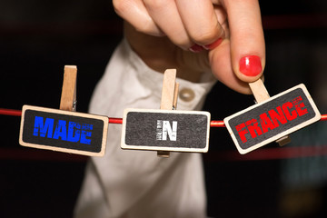 Eine Frau und Slogan Made in France
