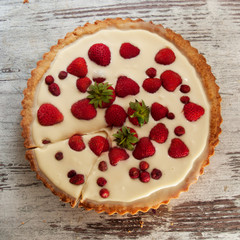 Pâte sablée au mascarpone, chocolat blanc et fruits rouges - avec fraises et fraises des bois