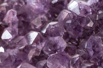 Amatista, piedra semipreciosa. El nombre ‘amatista’ proviene del griego amethystos (no borracho