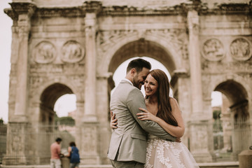 Fototapeta na wymiar Wedding couple in Rome, Italy