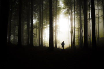 Mann im dunklen Wald