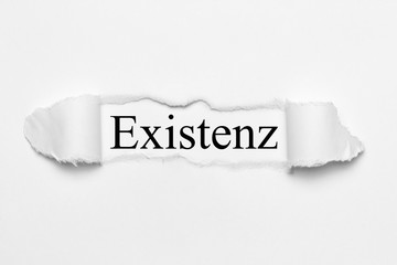 Existenz auf weißen gerissenen Papier