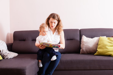 Obraz premium good child wants to learn how to read