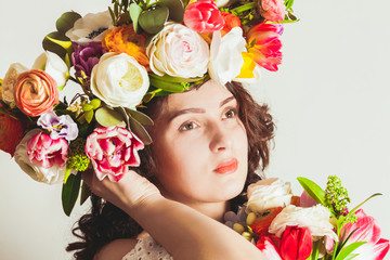 pregnant woman with flowers