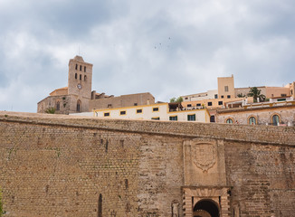 Iglesia de San Rafael, casas antiguas y muralla, en la zona de Dalt Vila , Ibiza, España