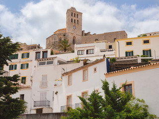 hermoso paisaje urbano de la zona antigua de Ibiza, Iglesia de San Rafael, casas antiguas y...