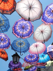 Regenschirme am Himmel