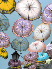 Regenschirme am Himmel