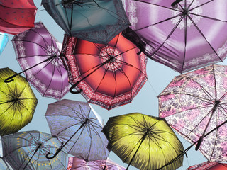 Regenschirme am Himmel