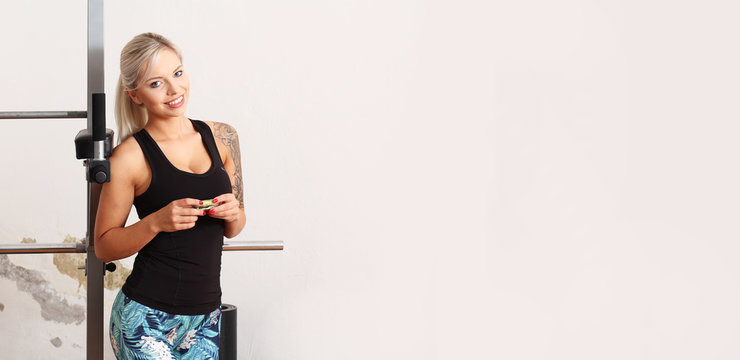 h&uuml;bsche Frau im Fitness mit Tattoo Arm