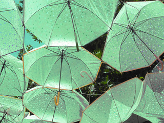 Regenschirme am Himmel