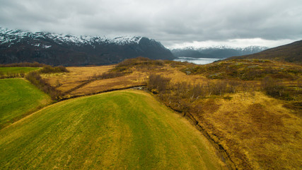 Fototapeta na wymiar Nord-Norwegen schöne Landschaft mit Bergen