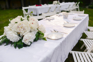 Obraz na płótnie Canvas Wedding table with flowers outside