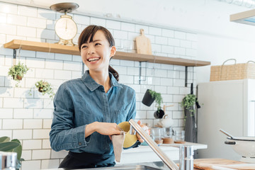 女性・キッチン © naka