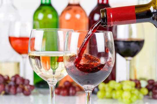 Wein einschenken eingie&szlig;en Weinflasche Weinglas Rotwein Flasche