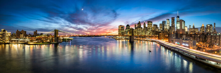 New York City Skyline Panorama mit Brooklyn Bridge und Blick Blick auf Manhattan