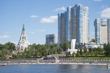 Volga river embankment in Samara, Russia. Panoramic view of the city. - obrazy, fototapety, plakaty