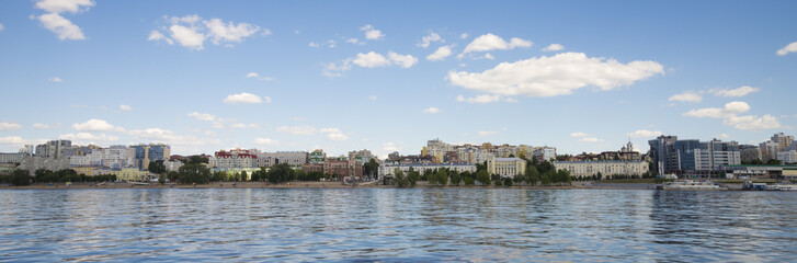 Obraz premium Volga river embankment in Samara, Russia. Panoramic view of the city.