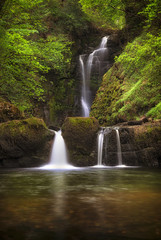Obraz premium Sgwd Einion Gam Cascade Situated along the river above Sgwd Gwladus falls, Sgwd Einion Gam is a difficult waterfall to access in the South Wales area known as Waterfall Country. 