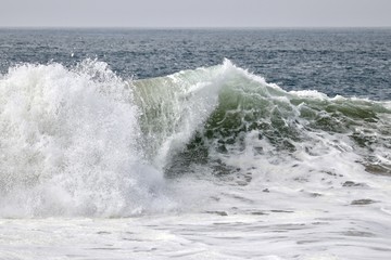 Fototapeta premium Large powerful wave crashing in the ocean 