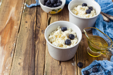 Cottage cheese with blueberries and sour cream