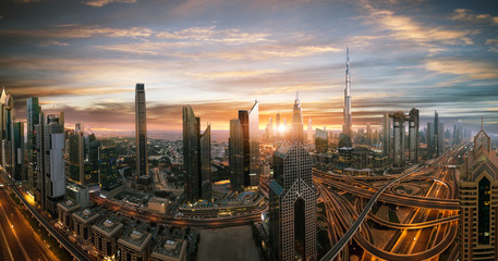 Vue panoramique du coucher du soleil de Dubaï sur le centre-ville. Dubaï est une ville super moderne des Émirats arabes unis, une mégalopole cosmopolite. Image très haute résolution