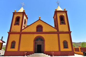 Fototapeta premium yellow church in tropical Baja, Mexico