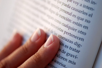 MUJER LEYENDO UN LIBRO. DETALLE MANO Y LIBRO
