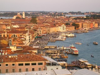 Venise, vue aérienne sur le quartier du Castello au soleil couchant (Italie)