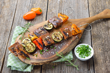 Vegan grillen: Bunte Seitan- Gemüse-Spieße vom Grill mit Soja-Kräuterdip  - Grilled skewers with mixed vegetables and seitan served with a herb soy sauce