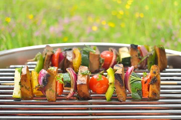 Poster Vegan grillen: Leckere vegetarische Spieße mit Seitan und Gemüse auf einem Grill  - Meatless grilling: Vegetarian skewers with seitan and mixed vegetables on a grill © kab-vision