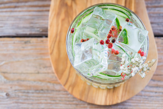 	ID: 794076517 fancy gin and tonic selection drink alcohol cocktail craft fresh fruit spices mint glass bar - Powered by Adobe