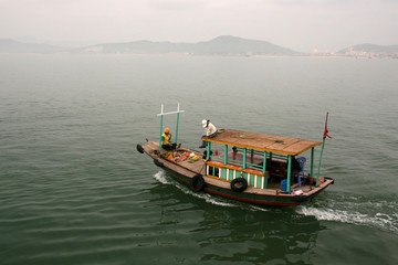 Fototapeta na wymiar Halong Bay (UNESCO), Vietnam