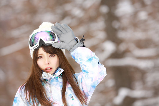 スノーボードウェアの女性