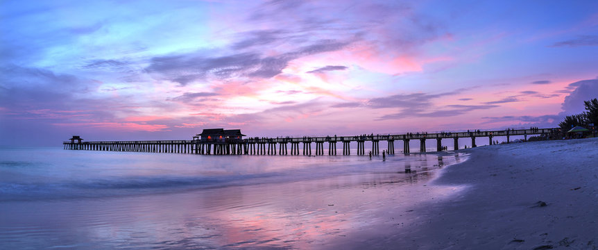 Fototapeta Pink and purple sunset over the Naples Pier