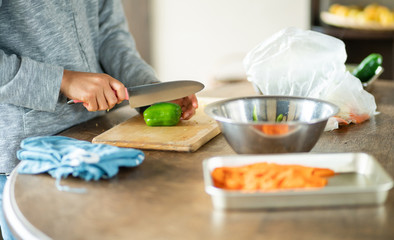 野菜を切る子供