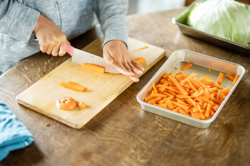 野菜を切る子供