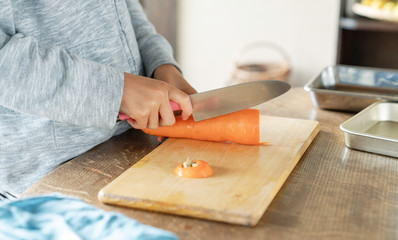 野菜を切る子供