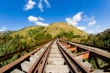 Fototapeta na wymiar The rail, horizon and beautiful landscape - Trilho, horizonte e bela paisagem