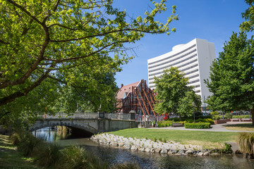 Obraz premium Christchurch New Zealand December 19th 2014 : Earthquake damage visible on a building by the banks of the Avon river