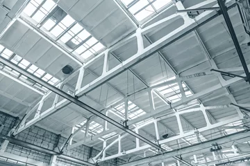 Photo sur Aluminium Bâtiment industriel plafond du bâtiment industriel à l& 39 intérieur de la vue de dessous. toit avec éclairage supérieur
