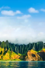 Foto op Aluminium Na Pali kust, Kauai, Hawaii uitzicht vanaf zee zonsondergang cruise tour. Het landschap van de aardkustlijn in Kauai-eiland, Hawaï, de V.S. Hawaï reizen. Kopieer ruimte op blauwe lucht met wolken achtergrond. © Maridav
