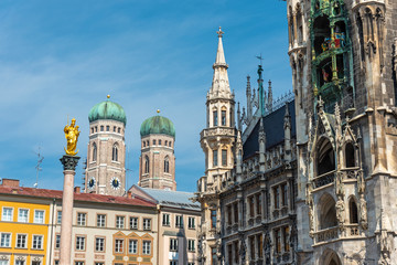 Naklejka premium Szczegółowy widok architektury na Marienplatz w Monachium, Niemcy