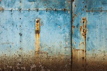 青い古ぼけた金属の扉