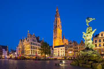 Célèbre fontaine avec statue de Brabo sur la place Grote Markt à Anvers, Belgique.