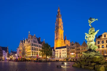 Deurstickers Famous fountain with Statue of Brabo in Grote Markt square in Antwerpen, Belgium. © phant