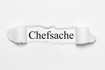 Obraz premium Chefsache auf weißen gerissenen Papier