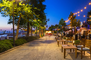 Promenade am Hafen in Side bei Nacht, Türkei